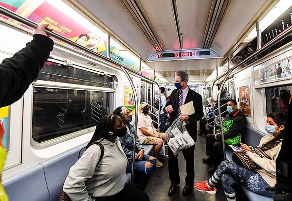 6. Не включайте громко музыку со своих мобильных телефонов в общественном транспорте. Для этого существуют наушники