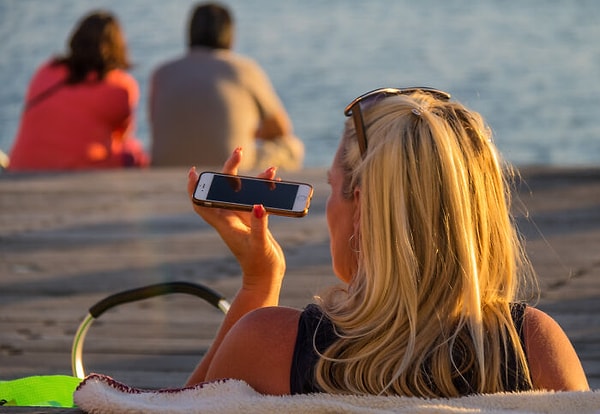 10. Предупреждайте людей, когда ставите их на громкую связь