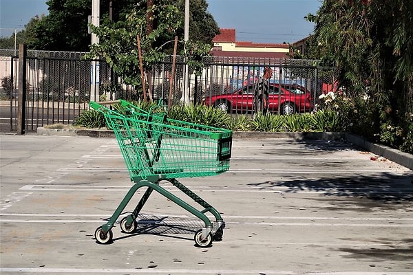 12. Не оставляйте тележку посреди парковки