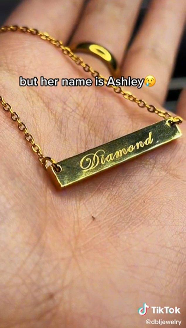 Ayrıca kolyenin üzerindeki isim de Ashley değil, 'Diamond'.