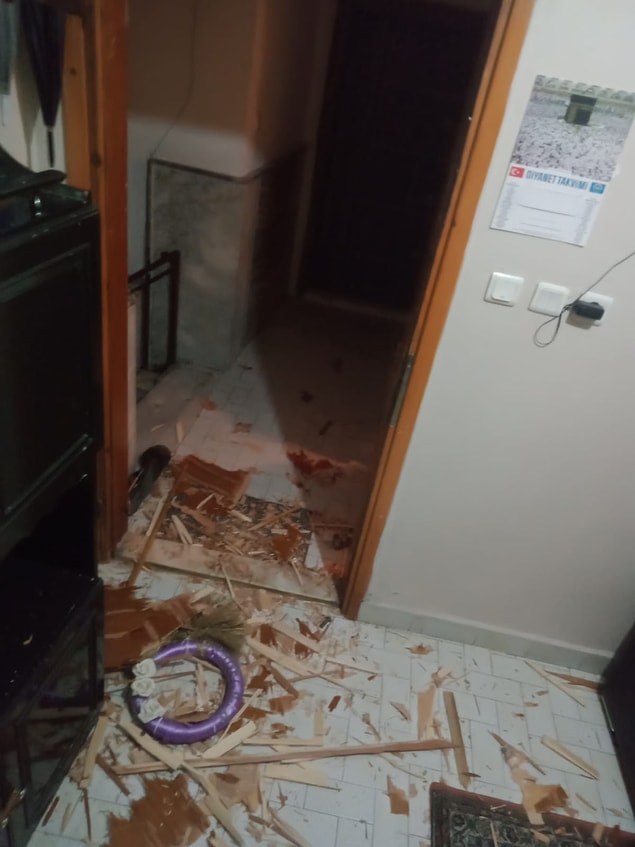 Ardından ise ev sahibi eline balta alıp kiracılarının kapısını parçalayarak içeri girdi ve aileye korku dolu anlar yaşattı.