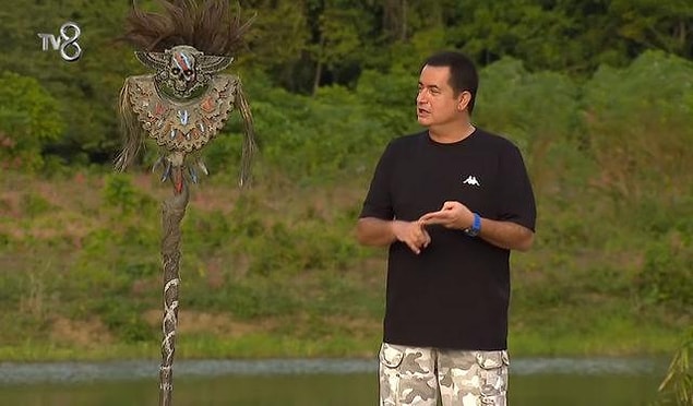 Çekimleri Dominik'te yapılan Survivor'ın ilk gününde ünlüler ve gönüllüler takımları adalarına Barış Murat Yağçı da sakatlanıyor.