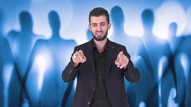 O videoda Hüddam hocası olduğu iddia edilen Mehmet Karakoç, bir kadının içine girdiği iddia edilen İfrit ile konuşuyor.