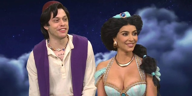 SNL programında sunuculuk yapan Kim, programda ‘Kanye’yi boşadım.’ gibi cümleler kurmuştu.