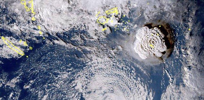 Birçok Ülke İçin Tsunami Uyarısı Verilmişti: Yanardağın Patladığı Tonga İle İletişim Koptu