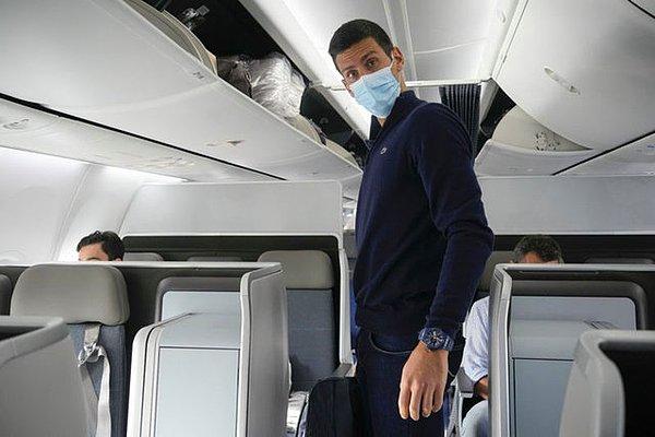 Djokovic, Dubai'de havalimanından Belgrad uçağına binerken böyle görüntülendi. 👇