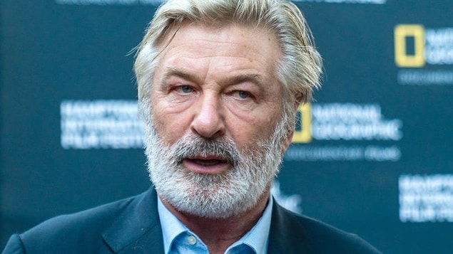 14. Ünlü oyuncu Alec Baldwin'in Twitter hesabını kapatma sebebi ise eşinin sahte İspanyol aksanı yapmakla suçlanması!