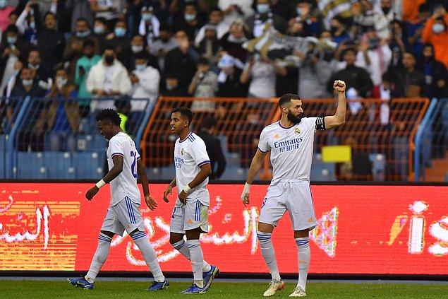 Real Madrid 1-0 en Real Madrid, Eflatun-Beijl ekip 52. Karim Benzema sanciona un gol a 2 metros de la portería.