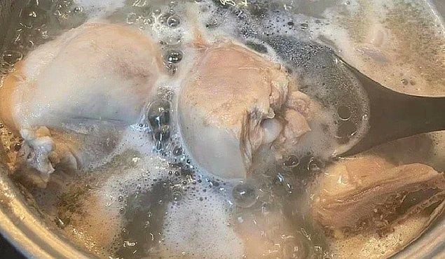 Bu ürkütücü ilaçlı tavuk tarifleri sosyal medyada viral oldu, her geçen gün kamuoyu tarafından da dolaşıma sokulmaya devam ediyor. Yapılan tavuk akımı içerisinde doktor tarafından reçete ile verilen ilaçlar ve şuruplar var.