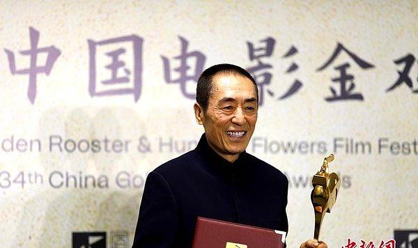 Açılış seremonisini için ise 2008 Yaz Olimpiyatları'nı yöneten Zhang Yimou tekrar sahneye çıkıyor.