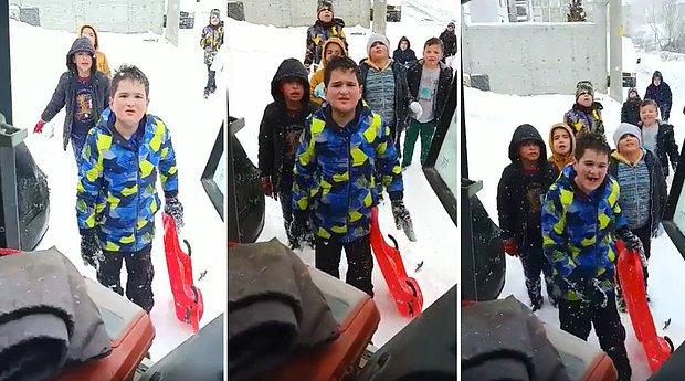 Güzel Şeyler de Oluyor: Kar Küreme Aracı Operatöründen Kaydıkları Bölgeye Dokunmamasını İsteyen Çocuklar