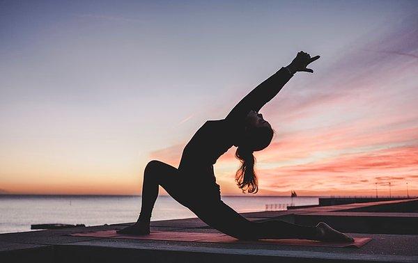 Son yılların en popüler uğraşlarından biri de yoga yapmak biliyorsunuz ki. Vadettikleri kilo vermek, esnek bir vücuda sahip olmak, mental sağlığı iyileştirmek ve daha nicesi…
