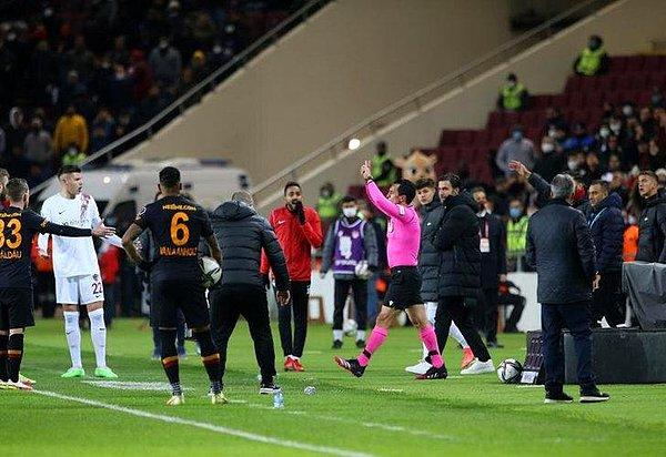 Galatasaray yönetimiyle gün içinde toplantı yapacak Burak Elmas'ın ne karar vereceği henüz bilinmiyor.