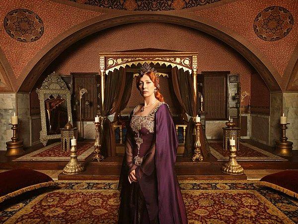 Meryem Uzerli'nin diziden ayrılmasından sonra diziye giren Vahide Perçin, son sezonun Hürrem Sultan'ı olmuştur.