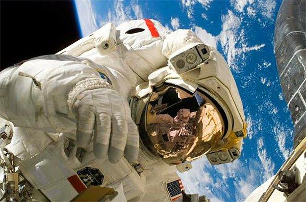 14. Yeni bir araştırmada uzay yolculuğunun astronotlardaki kırmızı kan hücrelerinin hızla yok olmasına sebebiyet verdiği ve bunun sonucunda "uzay anemisi" adı verilen bir rahatsızlığın ortaya çıkabileceğini ortaya koydu.