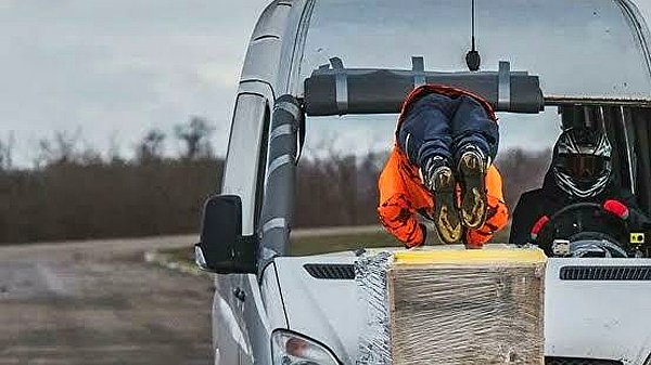 Rusya’da dizi ve filmlerde dublörlük yapan ve sayısız ölümcül gösterilerle ülkenin en çok tanınan kişileri arasında yer alan Evgeny Chebotarev, yeni bir gösteriye imza attı.