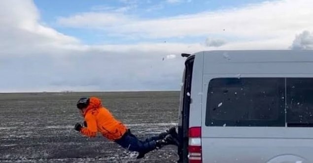 Hareket halindeki minibüsün içine daldı