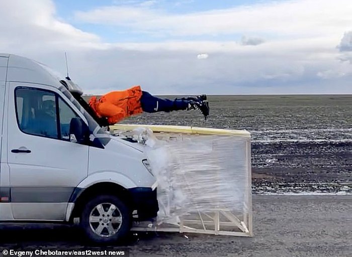 Rus Dublörün 80 Km Hızla Giden Minibüsün İçinden Mermi Gibi Geçtiği Anlar