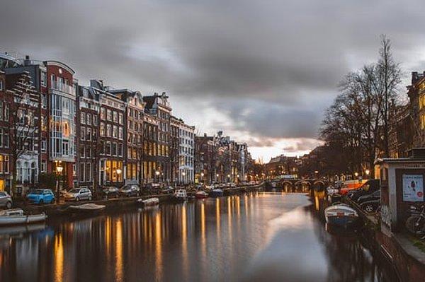 2020'de, İngilizce ismi 'Netherlands' olan Hollanda, küresel imajını güncelleme ve iki farklı ismin yarattığı kafa karışıklığını ortadan kaldırma hareketinin bir parçası olarak daha yaygın olarak tanınan 'Holland' adının kullanımını bıraktı ve resmi olarak orijinal adı altında yeniden markalaştı.
