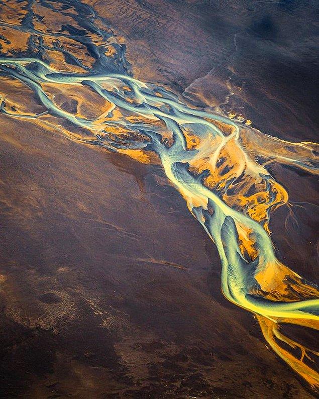4. İzlanda'da örgülü bir nehir: