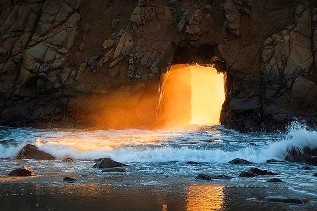 19. Kaliforniya'da doğal bir kemerden geçen güneş ışığı demeti: