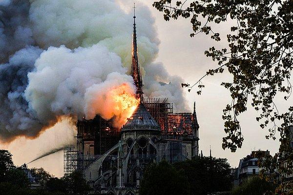Dünyaca ünlü Notre Dame katedrali 2019 yılında alevlere teslim olmuştu.
