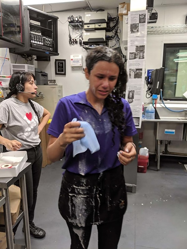 1. "Клиенты напали на меня с напитками и едой. Моя спина в синяках от того, как сильно взрослый мужчина швыряет в меня свои напитки. Могу ли я выдвинуть обвинения?"