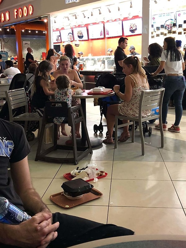 12. Они поставили подносы со стола на землю вместо того, чтобы убирать их. Я это заметил только после того, как споткнулся об них