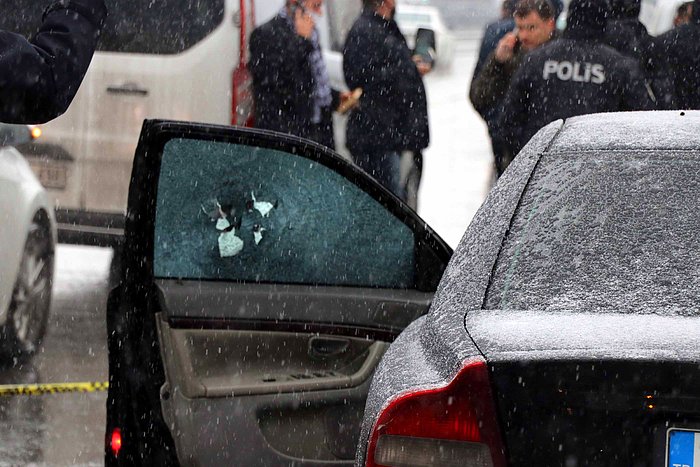 Tutuksuz Yargılanıyormuş: Eşini Taciz Eden Sanığa Adliye Çıkışında Silahlı Saldırı Düzenledi