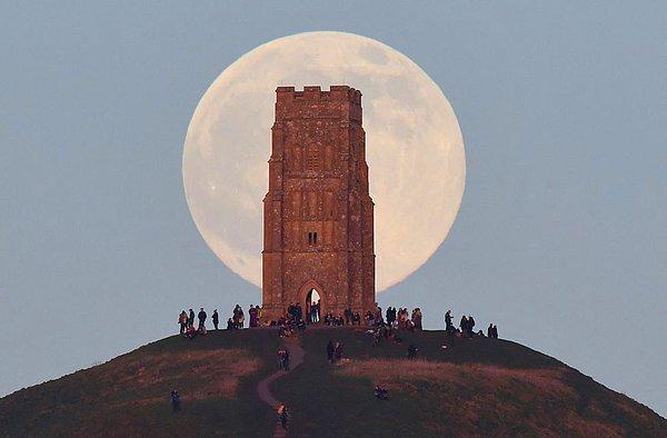 3. İngiltere'de Glastonbury Tor tepesindeki Aziz Michael kulesinin arkasından ayın doğuşu izlendi