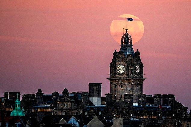 7. Edinburgh'da Balmoral Oteli Saat Kulesi arkasından ay batışı