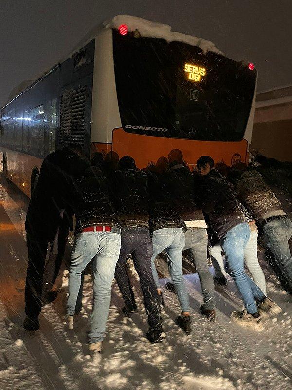 Toplu taşıma araçları ile evlerine gitmek isteyen vatandaşlar, zaman zaman kara saplanan otobüsleri iterek kurtarmaya çalıştı.