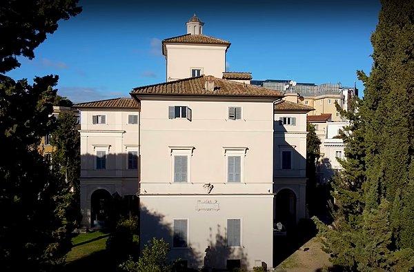 Roma'nın merkezinde yer alan ve ünlü ressam Caravaggio'nun duvar resimlerine ev sahipliği yapan Aurora Villası sahipsiz kaldı.