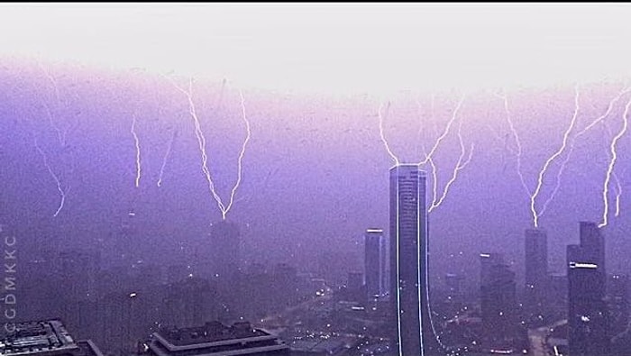 Ataşehir'de Aynı Anda Kulelere Yıldırım Düştü: O Anlar Anbean Kaydedildi