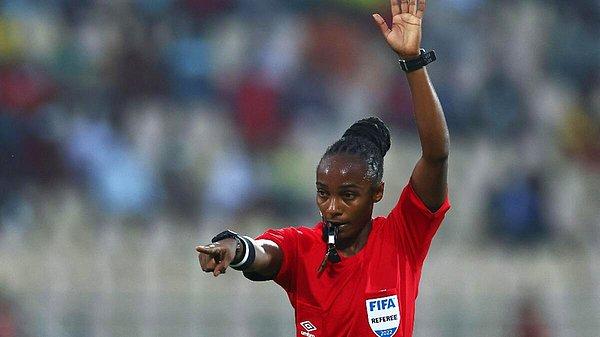 B Grubu'nda Zimbabve'nin Gine'yi 2-1 mağlup ettiği karşılaşmada başarıyla görev yapan Mukansanga, Afrika Uluslar Kupası tarihinde düdük çalan ilk kadın orta hakem oldu.