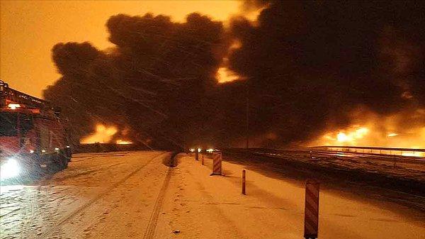 4. Kahramanmaraş'ın Pazarcık ilçesinde petrol boru hattında patlama meydana geldi. Alevlerin tehdit ettiği Kahramanmaraş-Gaziantep karayolu çift yönlü trafiğe kapatıldı.