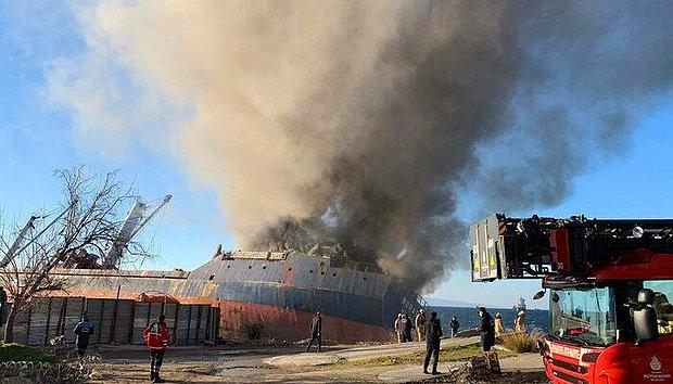 İstanbul'da Karaya Oturan Gemide Yangın