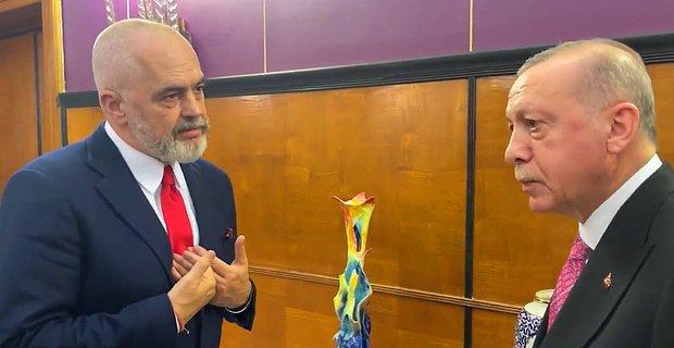 Arnavutluk Başbakanı Rama, Cumhurbaşkanı Erdoğan'a Kendi Yaptığı Sanat Eserini Hediye Etti