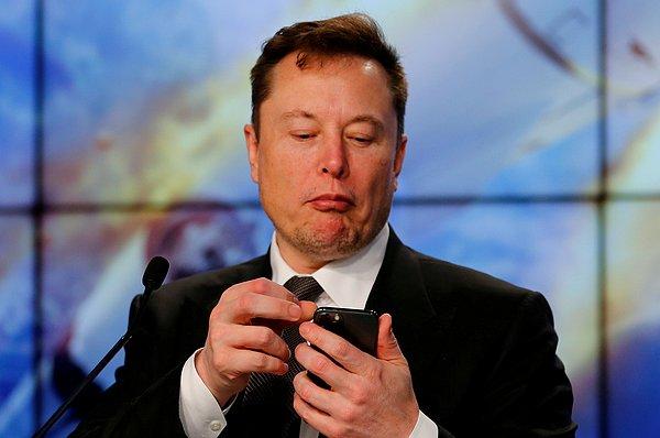 Elon Musk ise Fridman'ın tweetine yanıt vererek, "İnsanların %80'inden fazlasının akıllı telefona sahip olması akıllara durgunluk veriyor" dedi.