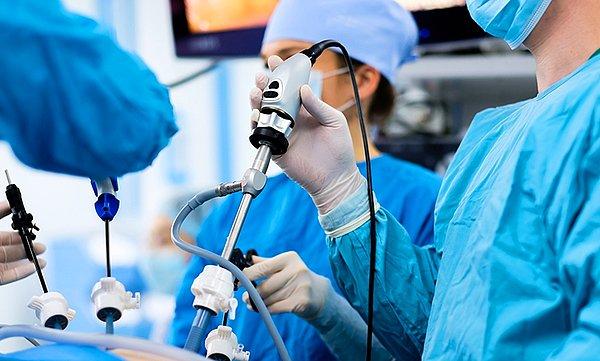 Doktorlar, endoskopa yerleştirilen bir aletle telefonu ağızdan çıkardıklarını bildirdi.