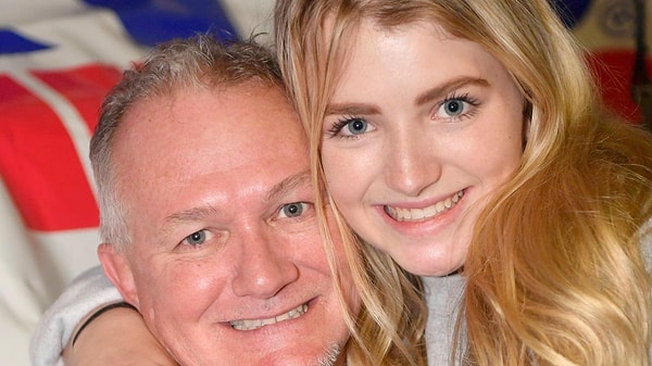 Такое решение приняли бывшая жена Джима Парсонса Джули О’Хара и их дети Элли, Дэвид и Коул.(На фото: 57-летний Джим Парсонс и его дочь Элли)