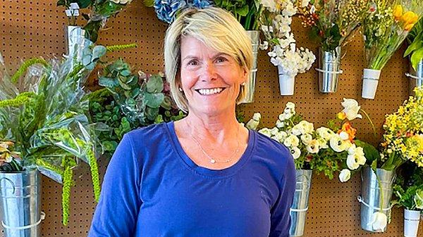 New Jersey’li çiçek tasarımcısı Susan Putman, geçtiğimiz günlerde stüdyosunda tek başına çalışırken yüksekten düşerek kafa travması geçirdi. Bir iş yetiştirmeye çalışırken aniden başına gelen kazanın kötü yanı yalnız olmasıydı.