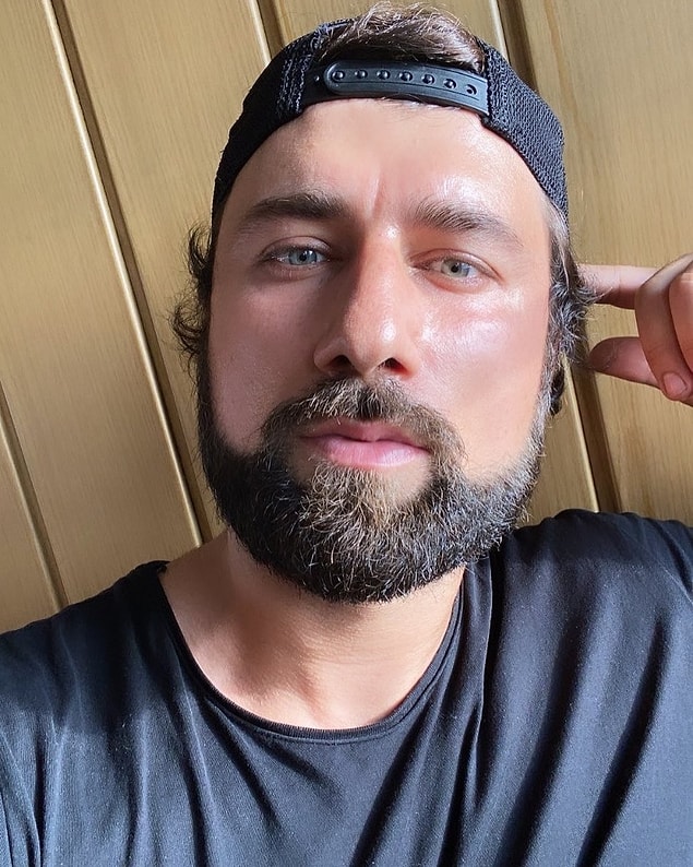 Survivor 2020'den 3. olarak ayrılan Yasin Obuz, bu sene All Star'da tekrar yer alıyor. Yasin'in iddialı 'Bu sene şampiyon benim' paylaşımı eski Suvivor yarışmacısı Hakan Hatipoğlu'nun dikkatini çekti.