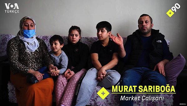 3500 TL maaş aldığını ifade eden ve bir market çalışanı olan Murat Sarıboğa, maaşının bin TL’sinin kiraya, 300-400 TL’sinin elektrik ve doğalgaza, 500 TL’sinin de eğer kalırsa pazar alışverişine gittiğini söylüyor.