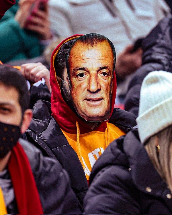 Tribünde Galatasaraylı taraftarlardan bazılarının Fatih Terim maskesi takması dikkatlerden kaçmadı.