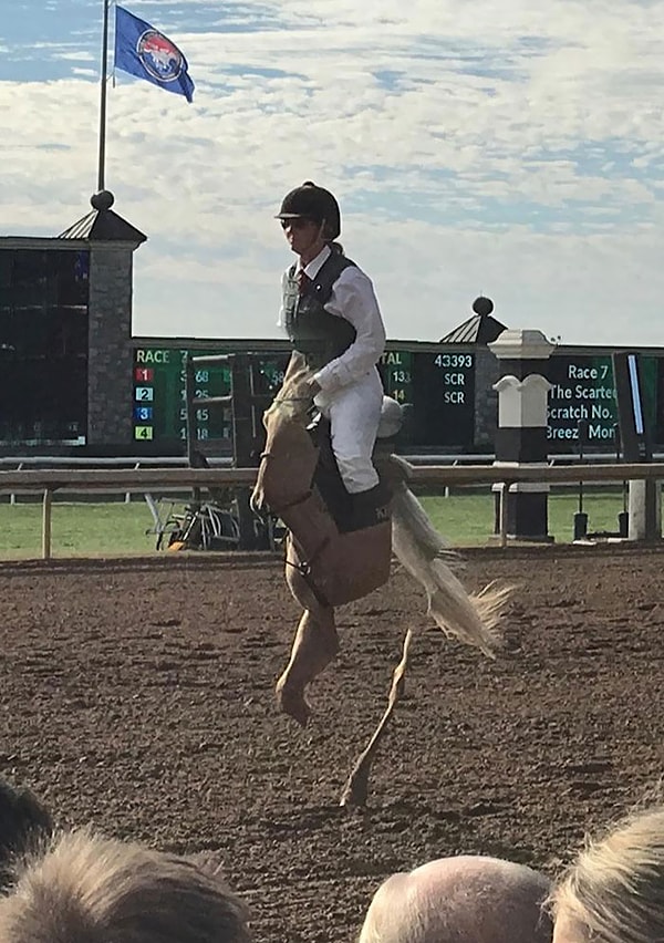 12. Когда пытался сделать панорамное фото на скачках, но получился какой-то одноколесный велосипед