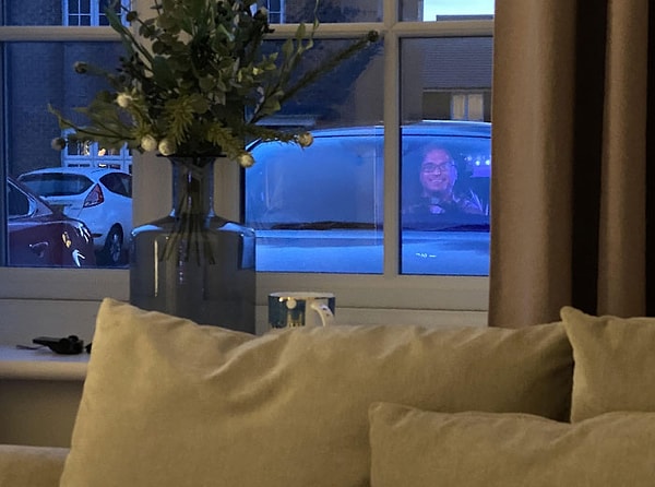 13. "Моя жена выглянула из окна нашей гостиной и увидела это. Отражение на экране телевизора идеально совпало с ее машиной"