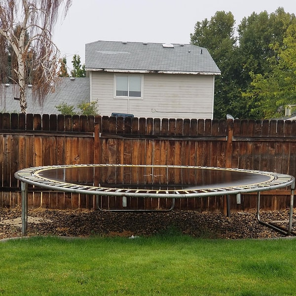 14. Вода, отражающаяся от старого батута, делает его невидимым