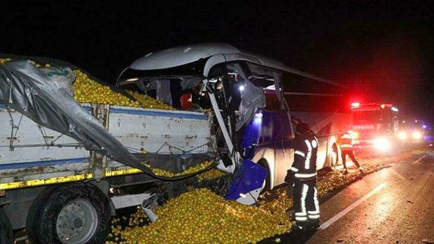 Denizli'de Yolcu Otobüsü TIR'a Arkadan Çarptı: 1 Kişi Öldü, 21 Kişi Yaralandı