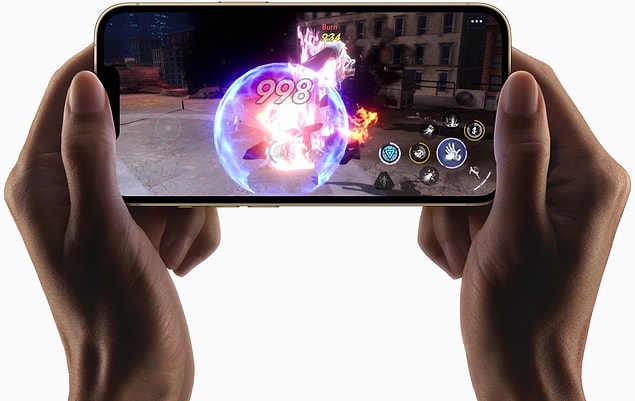 Tüm bu gelişmeleri Apple’ın ilk defa pil ömrüne odaklanan iPhone reklamı yayınlamasına bağlamak için anlattık. Apple ilk iPhone modelini tanıttığından beri yani 13 sene sonra ilk defa pil ömrünün uzunluğunu öne çıkaran Doin Laps isimli reklamını yayınladı.